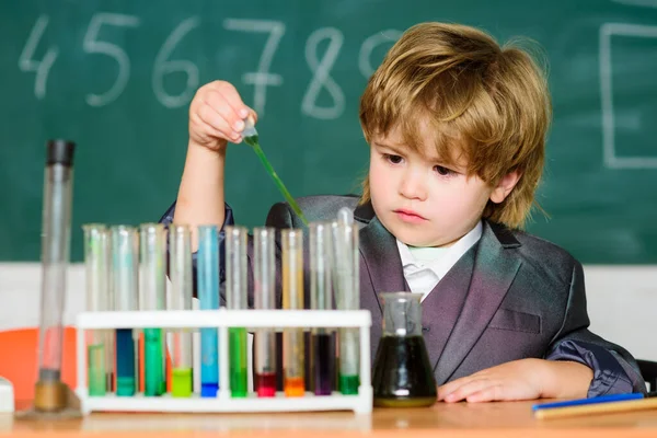 Junge Reagenzgläser Flüssigkeiten Chemie. Chemische Analyse. Wissenstag. Kind studiert Chemie. Biotechnologie und Pharmazie. Genialer Schüler. Bildungskonzept. Experimentieren mit Chemie. Talentierte Wissenschaftlerin — Stockfoto