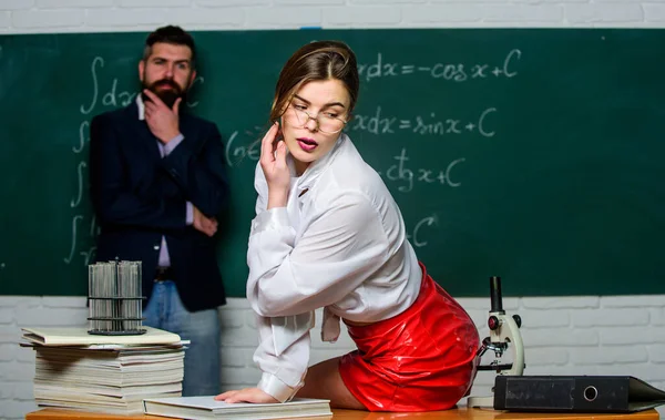 Verführen lernen. Sexy Frau zurück in der Klasse. Sinnliche Lehrerin mit sexy Look. Hübsche Frauen verführen bärtige Männer in der Klasse. Was die Frau will — Stockfoto