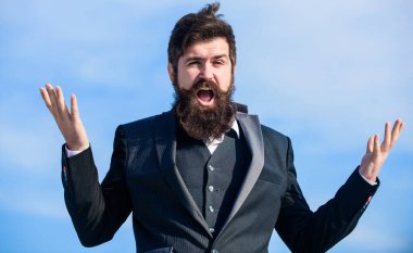 Beklenmedik bir şans. Sakallı iyimser iş adamı resmi gökyüzü kıyafeti giyer. Başarı ve şans. İyimser bir ruh hali. İyimser gibi düşün. İyimser olmak. Gelecek için umutlu ve kendinden emin.