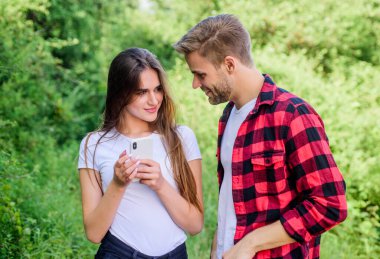 Aile değerleri. Çift açık havada akıllı telefon kullanıyor. Parktaki kızın telefonunu kurcalayan adam. Kıskançlık. Kişisel alan kavramı. Kayboldu. Seyir subayı arıyor. İnternette romantik bir randevu. Birbirine aşık çiftler. Günlük konsepti