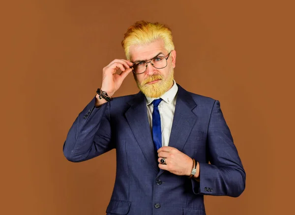 Érett férfi festett szakáll és haj. hivatalos találkozóra készülök. férfi szépség és karizma. professzionális borbély a fodrászatban. agilis üzlet. magabiztos üzletember visel szemüveget — Stock Fotó