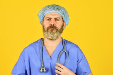 Tıp üniformalı adam. Önleme aşısı ve tedavi. Doktor olgun adam. Kuluçka dönemi. Koruyucu tedbirler. SARS. Steteskoplu ciddi bir doktor. Aşı bağışıklığı etkinleştirir