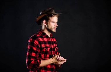 Kovboy hayatı çok romantikleşti. Erkeklik ve vahşet kavramı. Kovboy tavırlarını moda pozu olarak benimse. Erkek traşsız kovboy siyah arka planı. Yurtdışındaki Amerikalıların mimari imajı