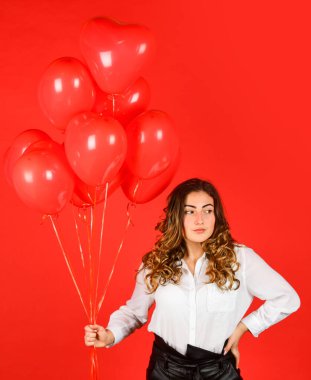Sevgililer günün kutlu olsun. Kız kalp balonları. Romantik aşk. Mutlu kadın hava balonları hediye paketi. Aşkın sürprizi. Parti için helyum balonları. Kız arkadaşına hediye. Şenlik havası. Etkileyici bir hediye.