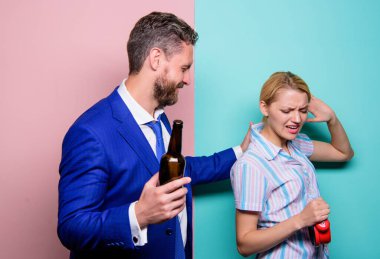 Karım, kocanızın neden eve bu kadar geç geldiğini merak ediyor. Aile rutini. İlişki sorunları. Aile psikolojisi. Mutsuz bir hayat. Alkolik bir adam şarap içer. Kadın alarmlı saati göster