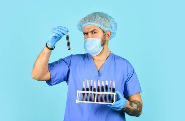 Salgın hastalık. Virüs konsepti. Salgın hastalık. Genetik analiz. Hassas konukçuların kritik sayısı veya yoğunluğu. Salgın eşiği var. Tıbbi laboratuardaki adam biyolojik materyal örneklerini inceliyor.