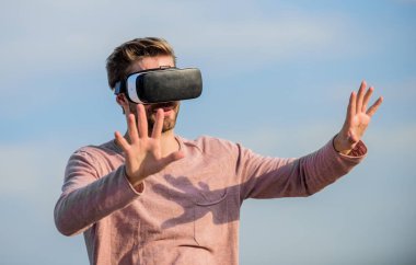 Artırılmış gerçeklik. Sanal gerçeklik. Siber uzay. Oyun online. Adam kablosuz VR gözlük takıyor. Modern teknolojiyi kullan. Mühendislik projesi. Sanal gerçeklik gözlükleri. Dijital gelecek ve yenilik