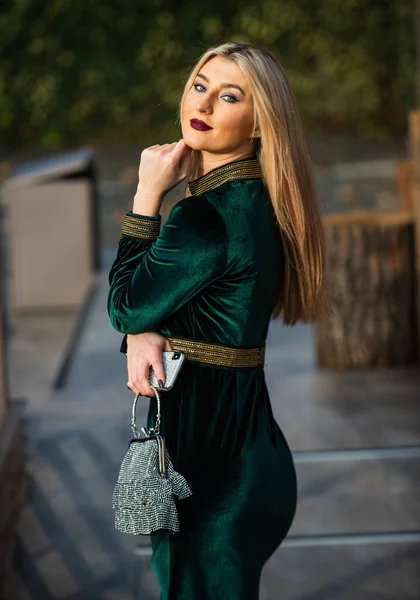 스타일도 좋고. 금발의 소녀는 보석 가방이나 핸드백을 관리한다. 글램 클러치 액세서리. 녹색 벨루어 드레스를 입은우아 한 여성. 매력적 인 벨벳 직물. 야외의 섹시 한 여성 사업가. 현대 생활 — 스톡 사진
