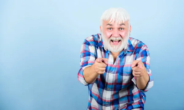 Pentear juntos. Homem sénior com barba cinzenta. homem barbudo maduro em peruca branca. Conceito de queda de cabelo. cuidados de saúde. Avô feliz. avô na reforma. barbeiro e cabeleireiro. moda masculina. espaço de cópia — Fotografia de Stock