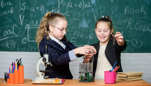 Muestras biológicas. experimentos científicos en laboratorio. Laboratorio de biología. Trabajo en equipo exitoso. Niñas en laboratorio. Trabajo en equipo. Investigación química en laboratorio. Poco trabajo en equipo científico con microscopio — Foto de Stock