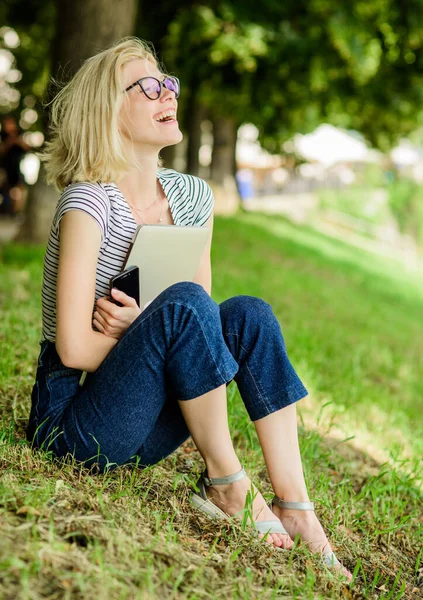 Ambiente inspirador de la naturaleza. Chica despreocupada estudiante trabajador portátil relajarse al aire libre se sientan hierba verde. Unidos con la naturaleza. Concepto de verano. Descansa y relájate. Una simple felicidad. Más cerca de la naturaleza —  Fotos de Stock