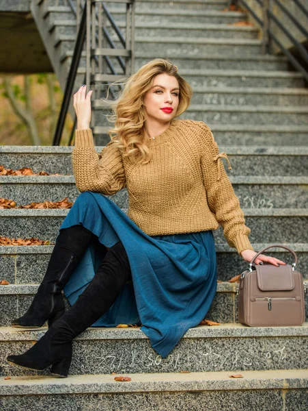 Fórmula de ropa de otoño. Estilo suéter y falda combo para el otoño. Mujer hermoso peinado sentarse en las escaleras al aire libre. Otoño cálido. Tendencia de moda otoño. Tendencias vestibles. Capa de punto de gran tamaño sobre falda femenina — Foto de Stock