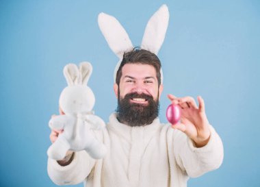 Sakal ve bıyık komik tavşan pembe yumurta tutun. Adam giyim tavşan kulakları sakallı. Yumurtası avı. Bak ne buldum. Hipster sevimli tavşan mavi arka plan. Paskalya tavşanı. Kıymetlimis. Paskalya sembolü kavramı