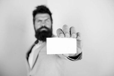 Kendimle gurur duyuyorum. İşte benim adım. İş için banka hizmetleri. Kartvizit tasarımı. Beni aramaktan çekinme. İş adamının elinde boş bir kart var. Sakallı adam kart kopyalama alanı göster. Burada öyle yazıyor. Al şunu.