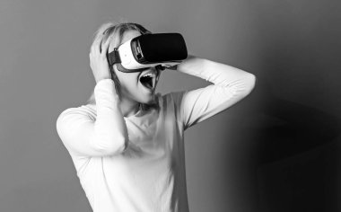 3D aygıt teknolojisi deneyimi olan komik bir kadın. Yakın çekim. VR 'da siber eğlence deneyimi yaşayan bir kadın. VR cihazı kullanan bir kadın. Vr kavramı.