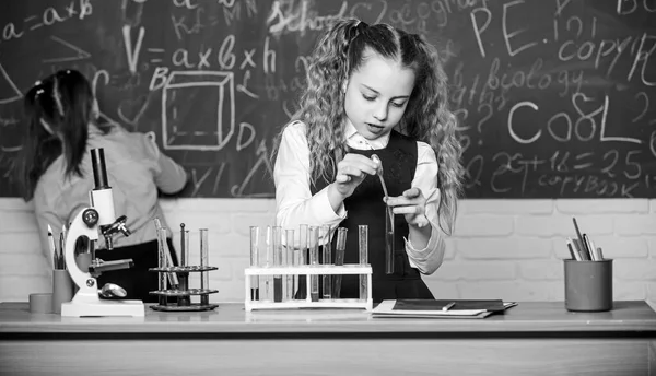 Εργαστηριακό μικροσκόπιο και δοκιμαστικοί σωλήνες. Μικρά παιδιά. Επιστήμη. πειράματα βιολογίας με μικροσκόπιο. Χημεία. Μικρά παιδιά επιστήμονας κερδίζει χημεία στο εργαστήριο του σχολείου. Η επιστήμη περιλαμβάνει θεωρία — Φωτογραφία Αρχείου