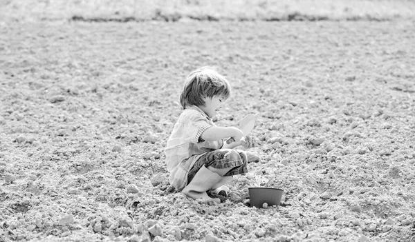 Petit enfant plantant une fleur. Jour de la Terre. nouvelle vie. ferme d'été. jardinier enfant heureux. Travailleur botanique. La saison du printemps. écologie vie. ferme écologique. humain et nature. sol naturel. nouvelles technologies dans l'agriculture — Photo