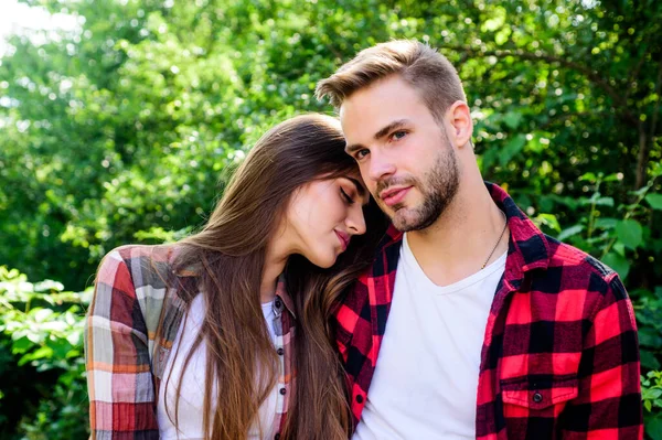 Amor apasionado. fin de semana familiar. Una cita romántica. pareja hipster al aire libre. hombre y mujer en camisa a cuadros relajarse en el parque. pareja enamorada. Senderismo. San Valentín. camping de verano en bosque — Foto de Stock