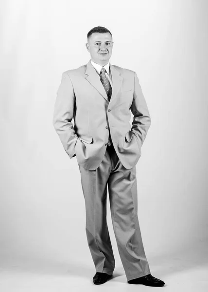 Άνδρας καλοφτιαγμένο κομψό καυκάσιος εμφάνιση φορούν επίσημα ρούχα. Έννοια του επιχειρηματία. Επίσημα ρούχα. Εταιρικό και επίσημο. Αρχηγός του τμήματος. Γαμήλια μόδα. Κατάστημα ανδρικής μόδας — Φωτογραφία Αρχείου