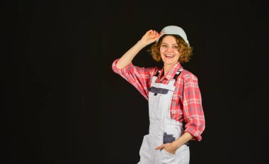 Kaliteli müfettiş. İnşaat işi. İnşaat işçisi. Kasklı kadın müteahhit. Kız mühendis ya da mimar. Ev tadilatı. Şantiyedeki kadın. Depo çalışanı kadın.