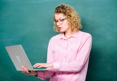 Öğrenme süreci. Online eğitim. İşletme. Öğretmen kadın tahtada. Modern teknoloji. Modern okuldaki kız. E-öğrenme konsepti. İnternet üzerinden eğitim. Bilgisayarlı öğrenci