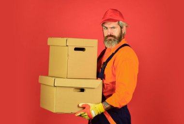 Hızlı nakliye. Yakışıklı adam kırmızı şapka. Servis teslimatı Posta memuru. Satın alma. Alışverişe. Bekarlığa veda günü. Gideceğiniz yere teslim edilecek. Kurye ve teslimat. Postacı teslimatçı.