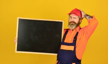 İşe yarar bilgiler. Tahtada sunum yapan kişi. İş adamı. kopyalama alanı. Erkek inşaat işçisi. Sunumu olan adam. Tahtası olan bir mimar. Mimar İşçi karatahta tutuyor. Toplantı Toplantısı