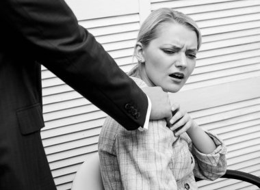 İş yerinde cinsel tacize hayır de. Kadın ofis sekreteri cinsel tacize uğruyor. Kadın hakları için. Patron, kabul edilemez davranış astı bir çalışan. İş yerinde yasak ilişkiler. Dokunma bana.