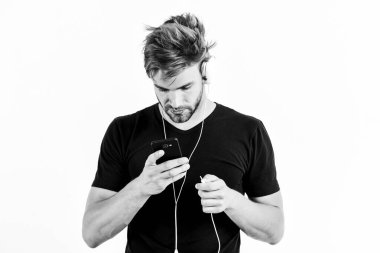 Modern teknoloji. Radyo dalgası. Pop müzik. Mp3 oyuncu konsepti. Müzik uygulaması. İyi kulaklıklar. Müzik aleti. Müzik aksesuarları. Adamım müzik dinle çevrimiçi kulaklıklar ve akıllı telefon