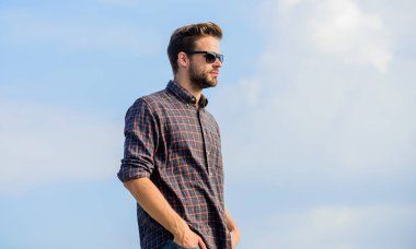 Ultraviyole koruma kavramı. Erkek gözlüklü model açık havada mavi gökyüzü arka planı. Yakışıklı adam güneş gözlüğü takıyor. Moda güneş gözlüklü hippi. Mükemmel görüş. Göz sağlığı. Moda güneş gözlüğü.