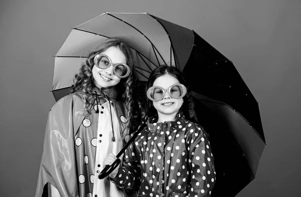 Να είσαι ουράνιο τόξο σε κάποιο σύννεφο. Βροχερός καιρός με κατάλληλα ρούχα. Περπάτα κάτω από ομπρέλα. Παιδιά κορίτσια χαρούμενους φίλους κάτω από ομπρέλα. Φωτεινή ομπρέλα. Ευτυχισμένη παιδική ηλικία. Είναι πιο εύκολο να είμαστε ευτυχισμένοι μαζί. — Φωτογραφία Αρχείου