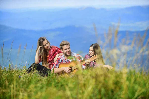 Chanter ensemble. Pause musicale. Animations de randonnée. Un endroit paisible. Mélodie de la nature. Tradition de randonnée. Amis randonnée avec musique. Les gens se détendent sur le sommet de la montagne tout beau homme jouant de la guitare — Photo