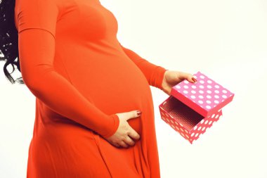 Hediye ya da hediye tutan hamile kadının elleri