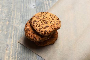 Beyaz kumaşın üzerinde duran yulaf ezmeli bisküviler. Gri çay kurabiyeleri