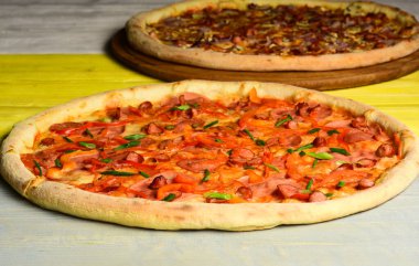 Kırmızı soslu ve çıtır çıtır kenarlı yemekleri çıkar.