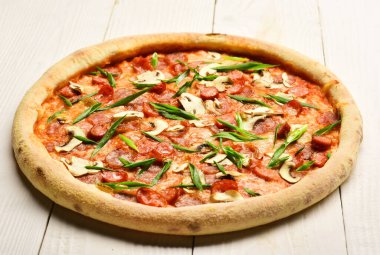 Acı biberli baharatlı pizza. Sosisli ve mantarlı pizza.
