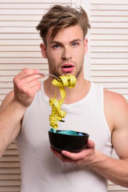 Adam ahşap arka planda erişte yiyormuş gibi yapıyor..