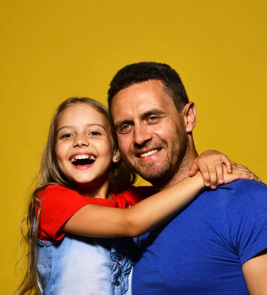 Padre e hijo con caras alegres y alegres . — Foto de Stock