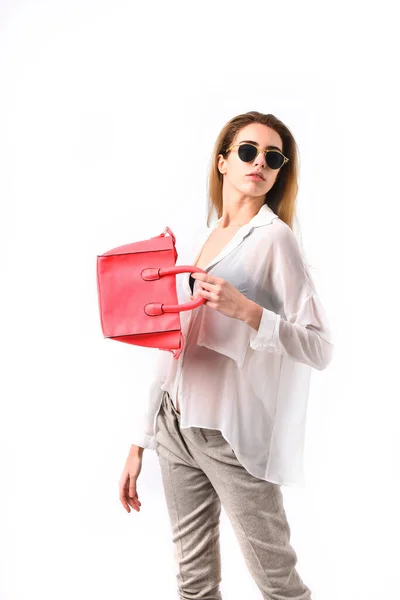 Zakupy i koncepcja mody. Dziewczyna w okularach przeciwsłonecznych z dumną twarzą — Zdjęcie stockowe