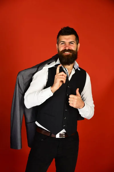 Hombre con barba sosteniendo chaqueta. Empresario con cara feliz — Foto de Stock