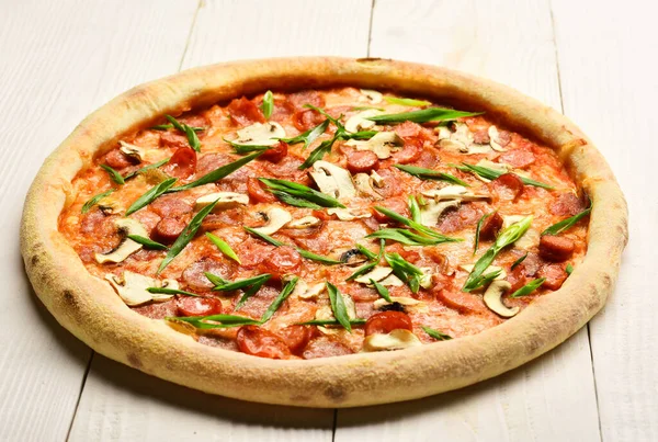 Kryddig pizza med chilipeppar. Pizza med korv och svamp — Stockfoto