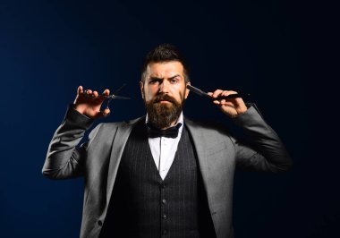 Resmi takım elbiseli, sakal ve bıyık kesen maço..