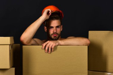 Cinsellik ve dokunaklı konsept. Ciddi yüzlü maço miğfere dokunuyor.