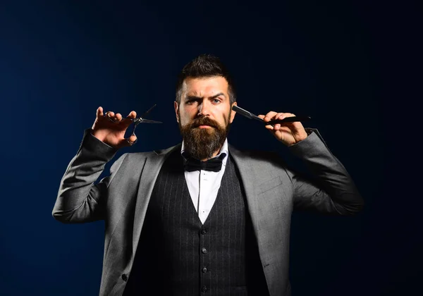 Macho em terno formal corta e rapa barba e bigode. — Fotografia de Stock