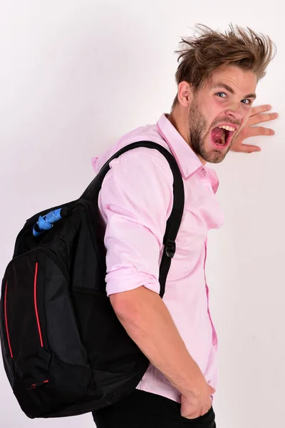 Hombre con cara alegre lleva mochila aislada sobre fondo blanco — Foto de Stock