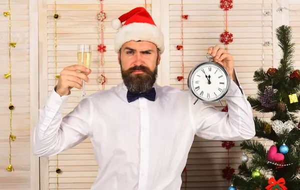Papai Noel em chapéu com rosto confuso no quarto festivo — Fotografia de Stock