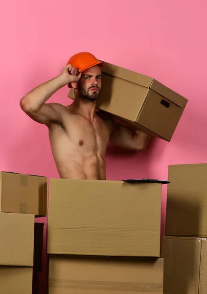 Tipo con torso desnudo sostiene la caja en el hombro . — Foto de Stock