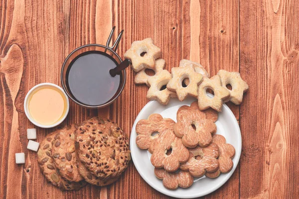 Conceito de bebida quente e pastelaria. Copo de chá preto — Fotografia de Stock