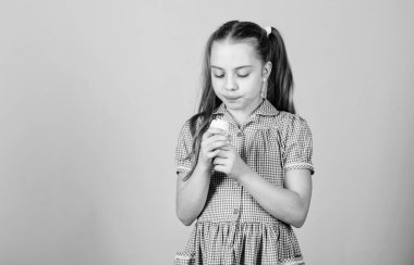 Daha fazla lezzet daha eğlenceli. Küçük çocuk doğal lezzet ile dondurma yalama. Sevimli küçük kız lezzet ve dondurulmuş tatlı aroması tadını çıkarın. Sevimli çocuk yeme lezzet katkı krema tatlı, kopya alan
