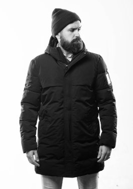 Hippi kıyafet. Şık ve rahat. Sakallı adam hippi güvenle sıcak siyah ceket veya parka poz. Hipster modern moda. Adam şapka ve siyah kış ceket giymek. Hippi tarzı erkek giyim